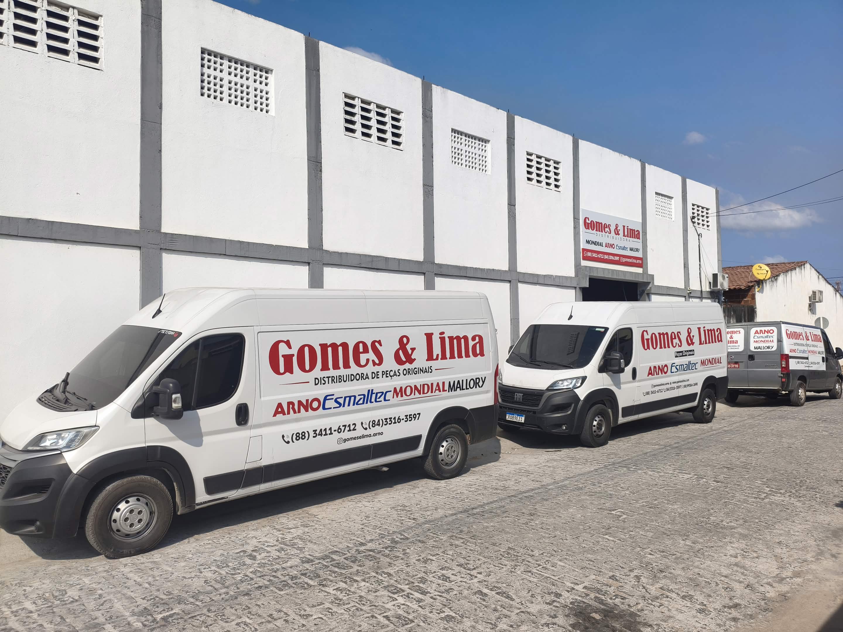 Sede da Gomes & Lima com frota de veículos, Russas/CE